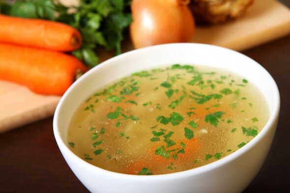 حساء مرق اللحم هو طبق لذيذ في قائمة حمية الشرب